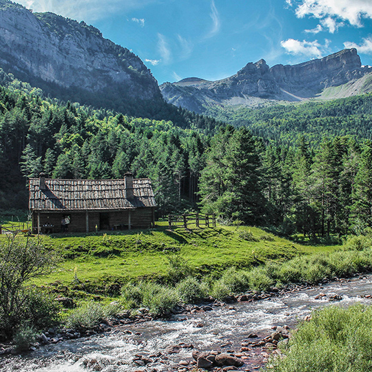 Paisaje del Parque Natural de los Valles Occidentales en el valle de Hecho, Aragón