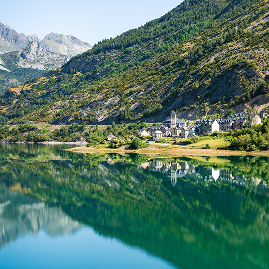 Vista de Lanuza e seu lago, no vale de Tena, Aragón