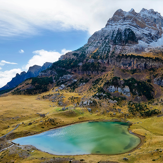 Vista do Lago Piedrafita e do Quiñón de Partacua, no vale do Tena, Aragón