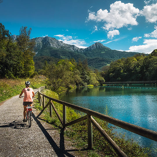  Fahrradfahrende Touristen auf der Senda del Oso, Asturien