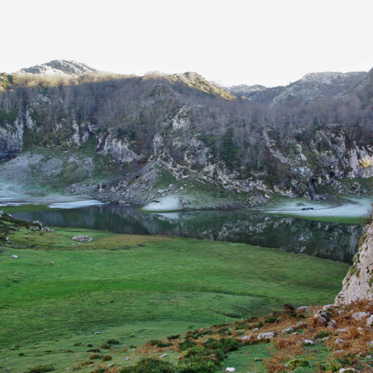 Widok na jezioro Bricial w Parku Narodowym Picos de Europa, Asturia