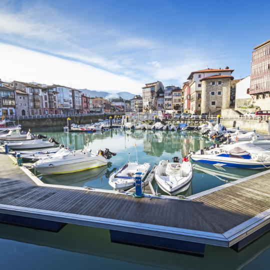 Blick auf den Seehafen von Llanes in Asturien