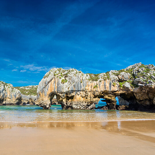 Playa Cuevas de Mar, Asturien