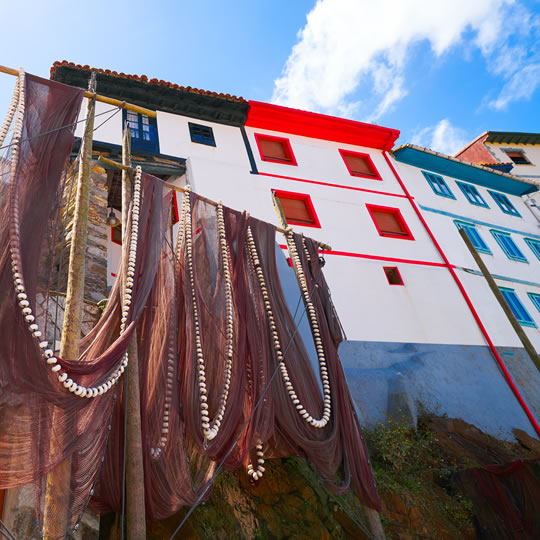 Redes de pesca y casas en Cudillero, Asturias