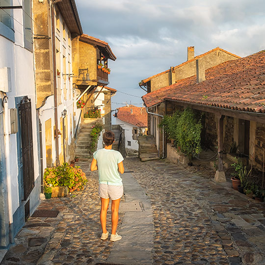 Turista passeando por Lastres, Astúrias