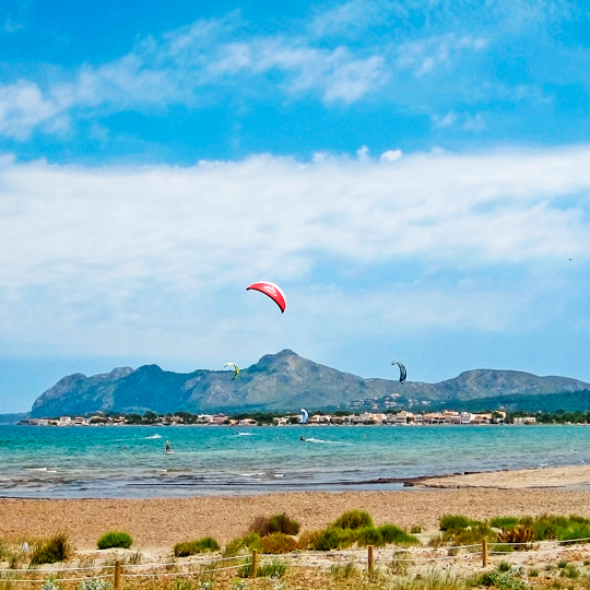 Veduta di kitesurf presso la baia di Pollensa a Maiorca, Isole Baleari