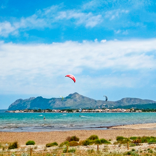 Veduta di kitesurf presso la baia di Pollensa a Maiorca, Isole Baleari Veduta di kitesurf presso la baia di Pollensa a Maiorca, Isole Baleari
