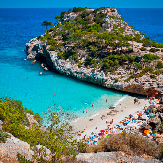 Widok na plażę Caló des Moros na Balearach