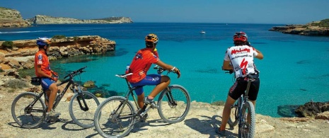 イビサでのサイクルツーリズム © Fundación Promoción Turística de Ibiza