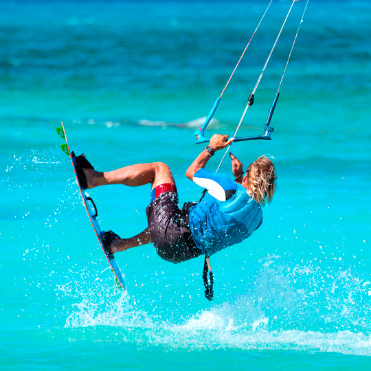 Kitesurfer macht einen Trick