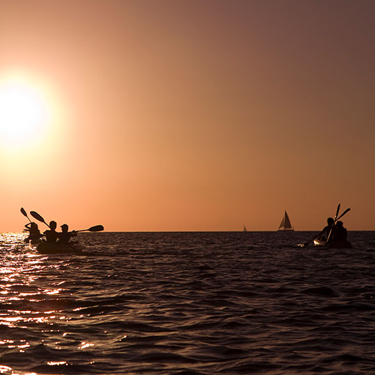 Kanufahrt bei Sonnenuntergang, Formentera (Balearische Inseln)