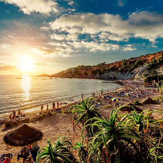 Widok na plażę Cala d'Hort na Ibizie