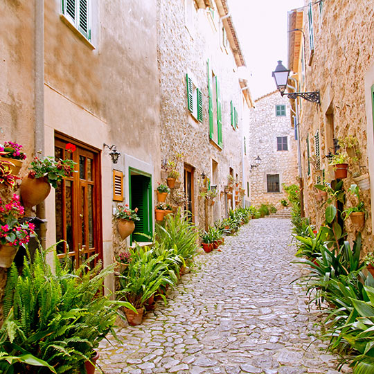 Ulica w miejscowości Valldemossa na Majorce.