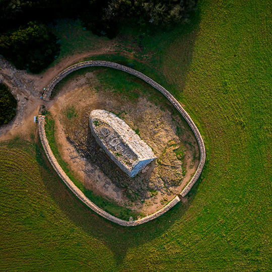 Veduta aerea della Naveta des Tudons