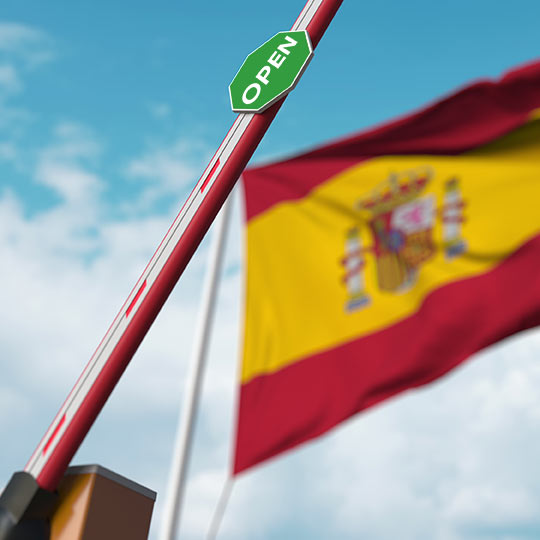 Open border with the Spanish flag in the background