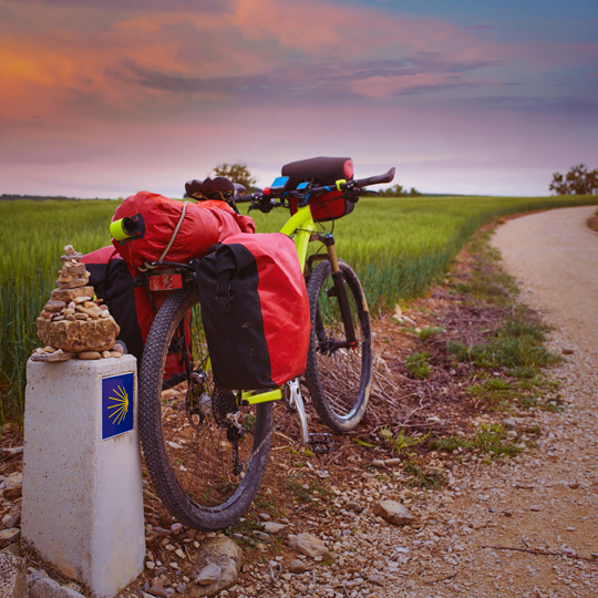 Rower przygotowany do trasy szlakiem pielgrzymkowym Camino de Santiago