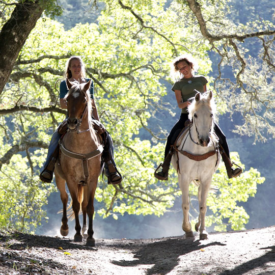 Jeunes filles faisant le chemin à cheval