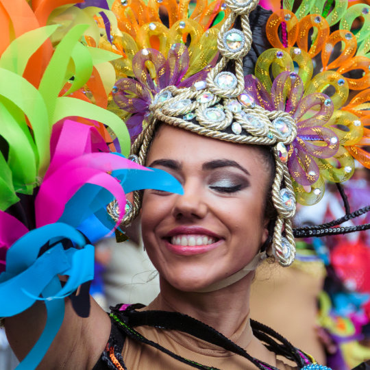 Junge Frau tanzt beim Karneval von Las Palmas de Gran Canaria in Las Palmas, Kanarische Inseln