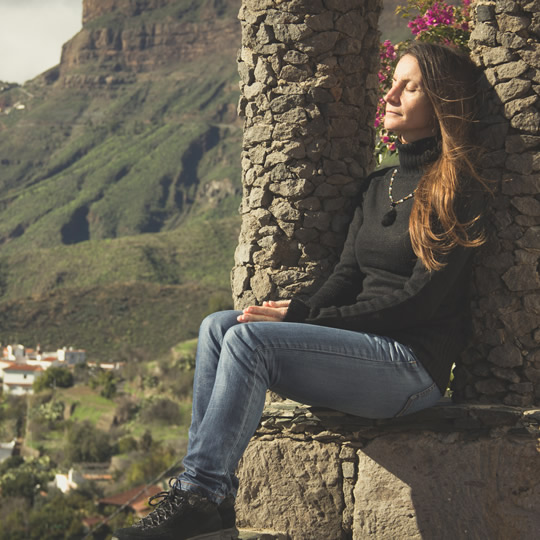 Una donna si rilassa a Tejeda, Gran Canaria