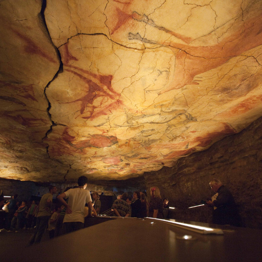 カンタブリア州サンティジャーナ・デル・マルにあるアルタミラの洞窟の新洞窟を見学する観光客たち