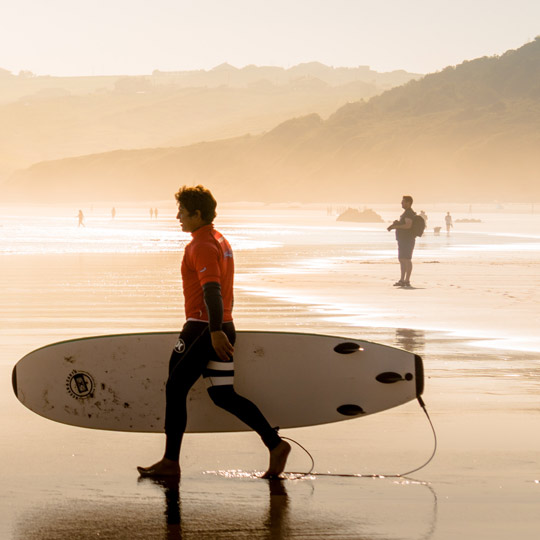 Surfista en playa de San Vicente de la Barquera (Cantabria)