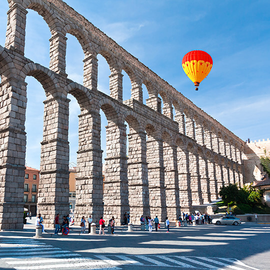 Une montgolfière survole l'aqueduc de Ségovie Une montgolfière survole l'aqueduc de Ségovie