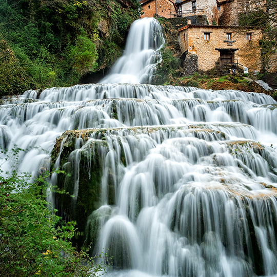 Blick auf den Wasserfall, der das Dorf Orbaneja del Castillo in Burgos durchquert.