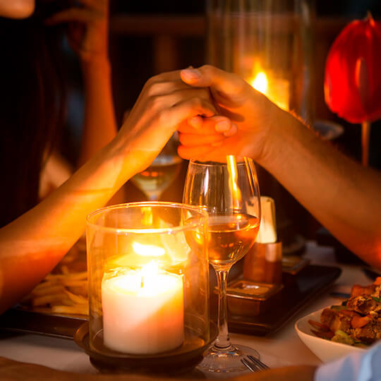 Un couple dîne à la lueur des bougies