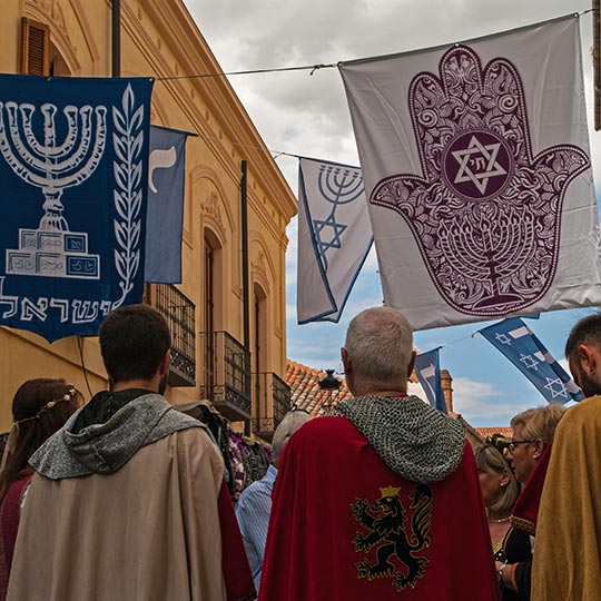 Fantasiados de cavaleiros com emblemas judeus no Festival medieval de Ávila pelo bairro judeu