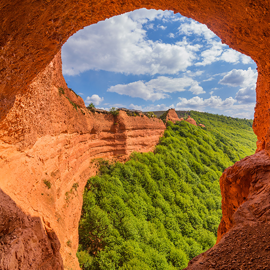 Vue de Las Médulas à l'intérieur d'une cavité, León