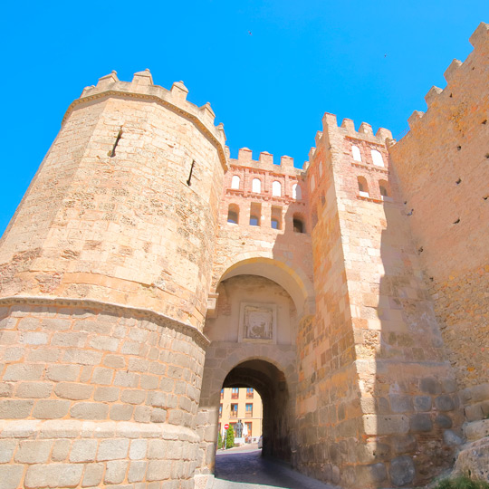 Vistas de la Puerta de San Andrés, o Arco del Socorro en la Muralla de Segovia