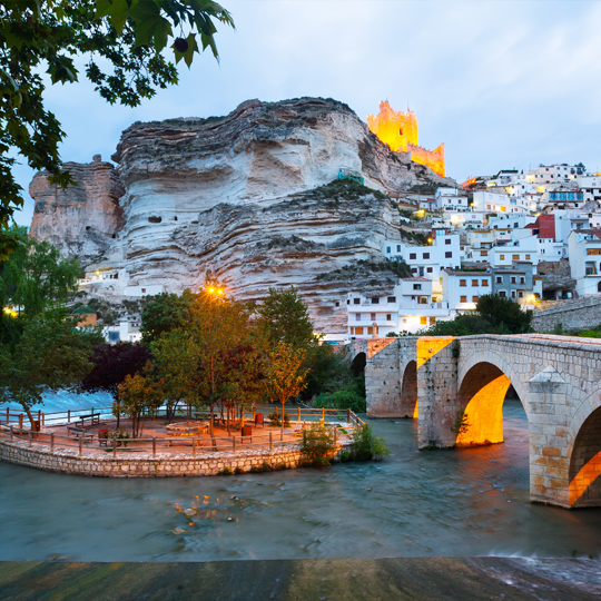 Vistas da ponte romana e do vilarejo de Alcalá del Júcar, em Castilla-La Mancha