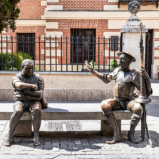 Figuren von Sancho Panza und Don Quijote vor dem Geburtshaus von Miguel de Cervantes in Alcalá de Henares, Region Madrid