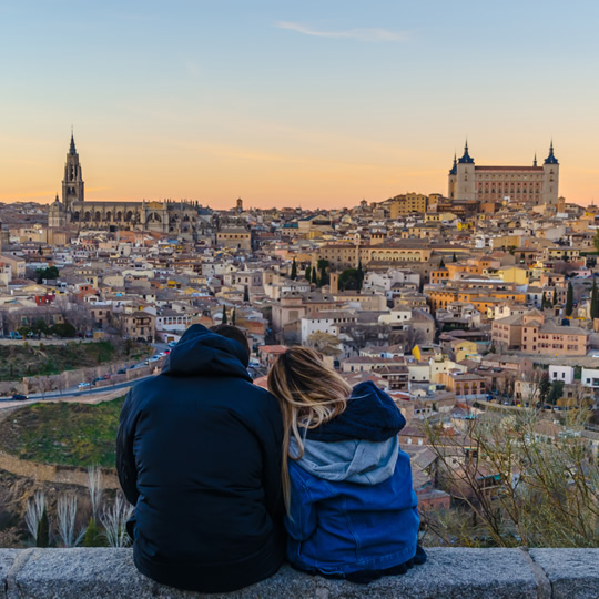 Ein Paar genießt die Aussicht auf Toledo (Kastilien-La Mancha)