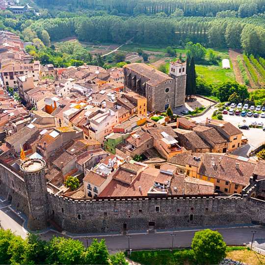 Widoki na otoczone murami miasto Hostalric w regionie Girona, Katalonia