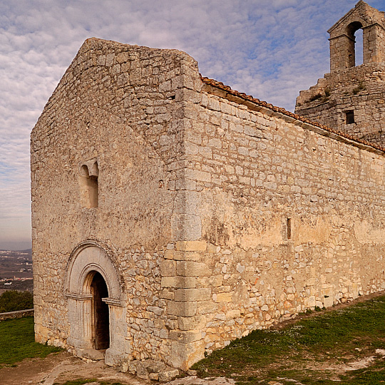 Iglesia románica de Sant Miquel d'Olèrdola en Barcelona, Cataluña