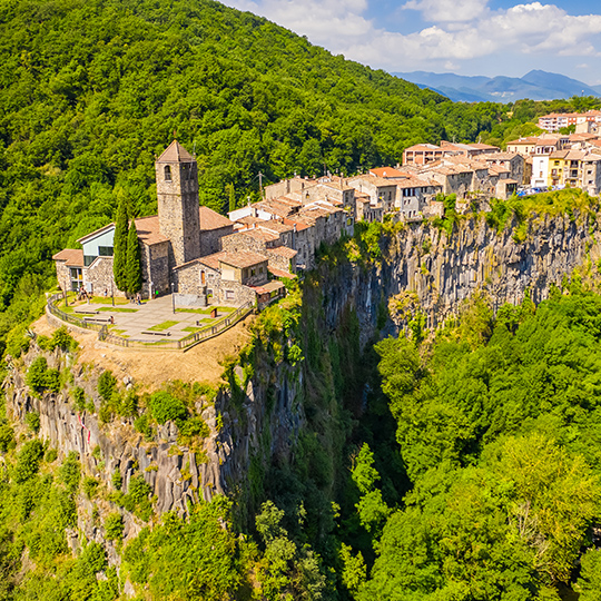 Vue aérienne du petit village de CastellFollit de la Roca à 50 mètres de haut dans le Parc naturel de la zone volcanique de la Garrotxa, en Catalogne