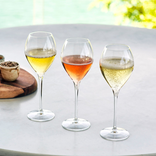 Glasses of different types of white and rosé Cava