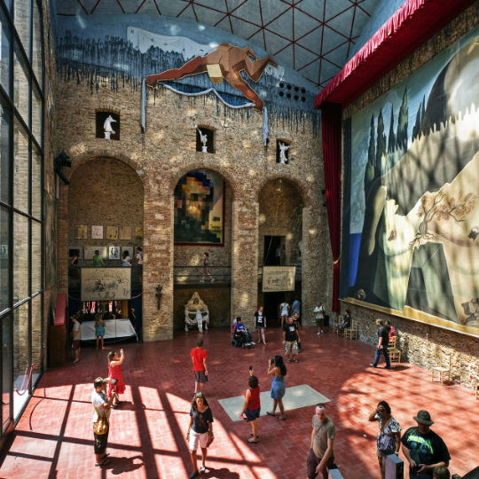 Salle située dans l'ancienne scène du théâtre municipal de Figueres en Gérone, Catalogne Salle située dans l'ancienne scène du théâtre municipal de Figueres en Gérone, Catalogne
