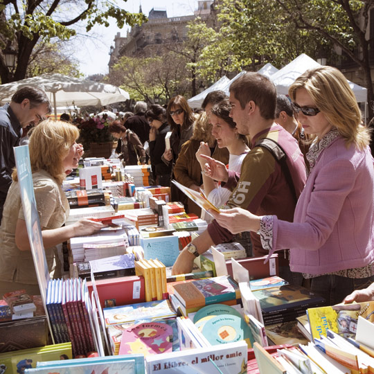 Stand de livres le jour de la Sant Jordi sur La Rambla de Catalunya