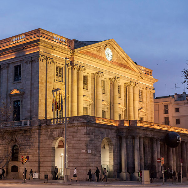 Widok zewnętrzny gmachu Llotja w Barcelonie