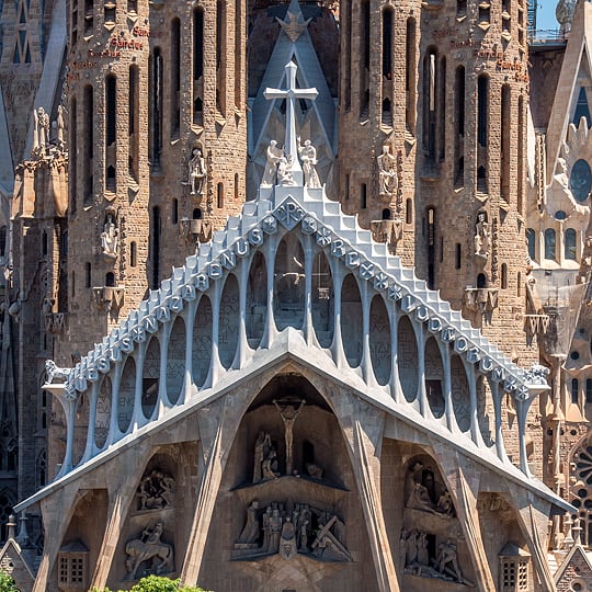 Zbliżenie na jedną z elewacji bazyliki Sagrada Familia w Barcelonie, Katalonia