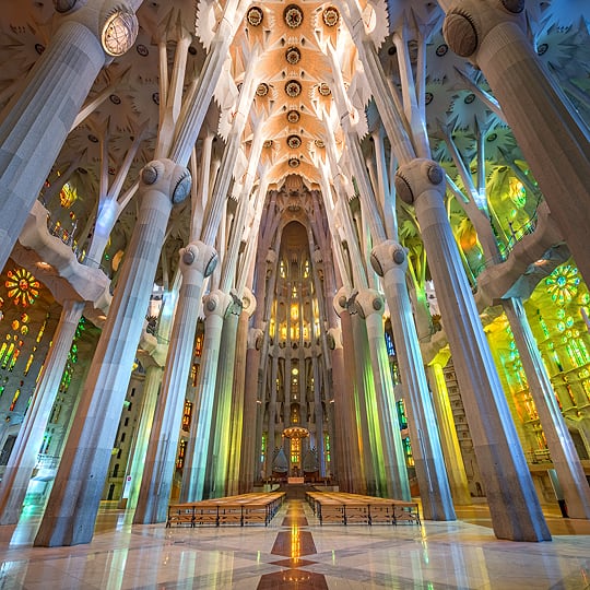Nave interior de la Sagrada Família en Barcelona, Cataluña