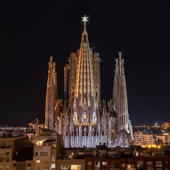 Вид ночью на базилику Святого Семейства в Барселоне, Каталония