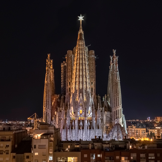 Vue nocturne de la Sagrada Familia à Barcelone, Catalogne Vue nocturne de la Sagrada Familia à Barcelone, Catalogne