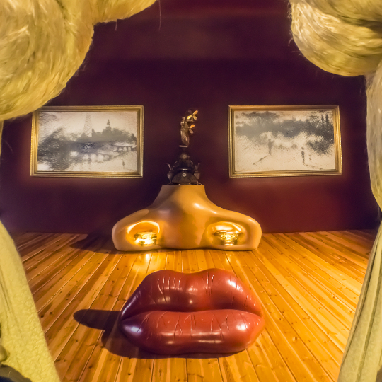 Detalhe da Sala Mae West do Teatro-Museu Dalí de Figueres em Girona, Catalunha