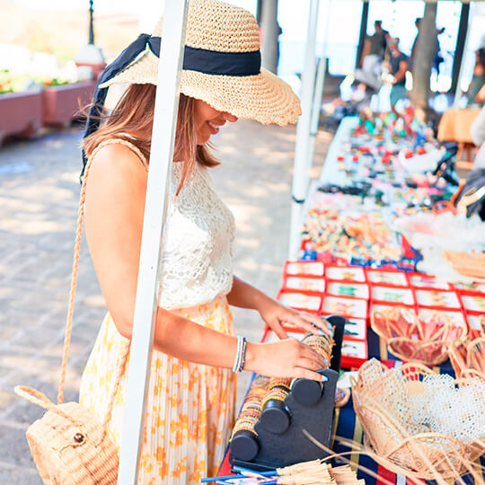 Ragazza che fa acquisti in un mercatino