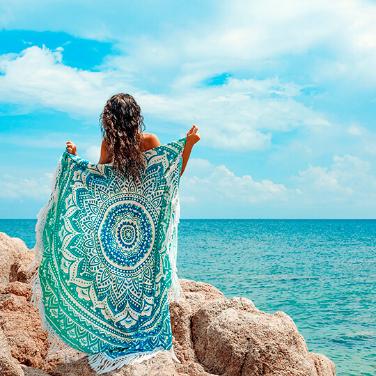 Jeune hippie sur la plage en paréo