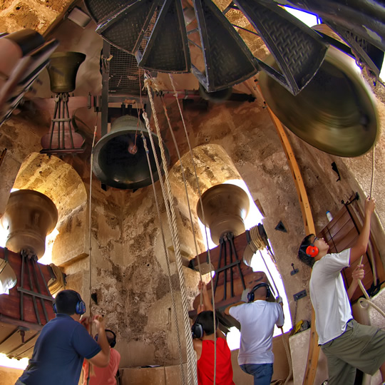 Campanari che suonano le campane all'interno del campanile, Albaida