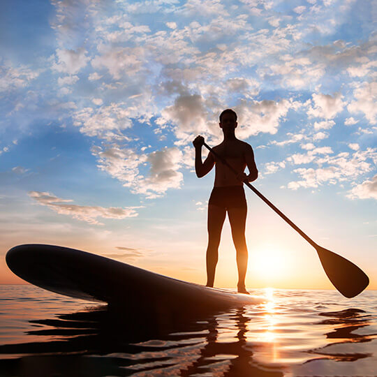 Una uomo fa paddle surf